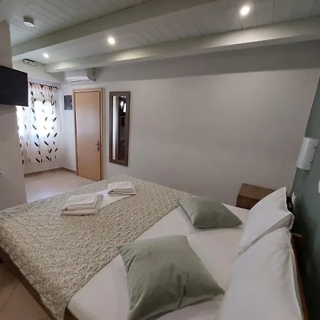 Anassa Deluxe & Lägenhetshotell *